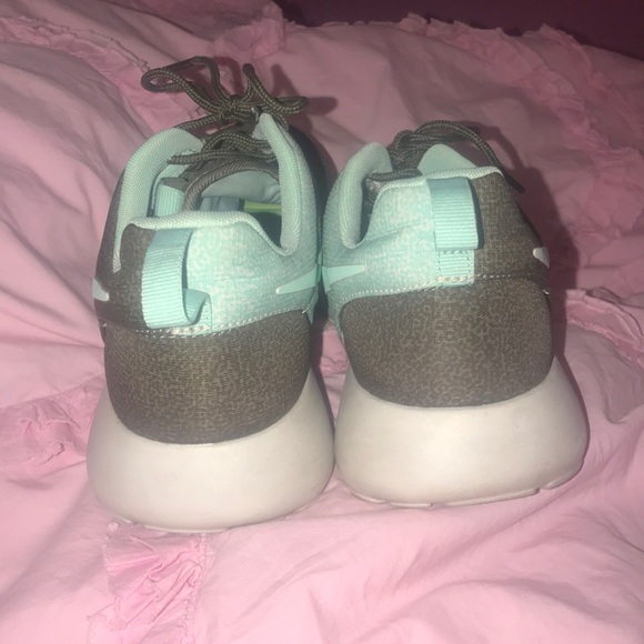 Nike shoes - Picture 4 of 5